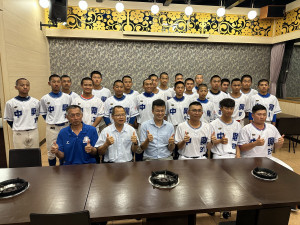 南投市長張嘉哲（前左三）請中興國中棒球隊選手用餐予以獎勵。（記者扶小萍攝）