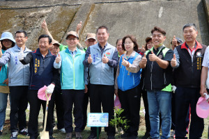 苗栗植樹節復育瀕臨絕種原生植物　鍾東錦種下「南庄橙」