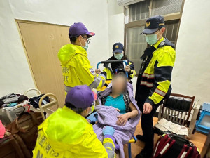 獨居老婦困2天，警當機立斷破門救出送醫 ​。