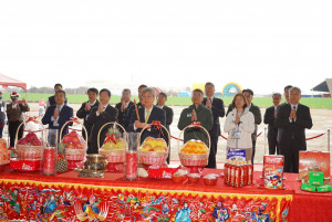 行政院陳建仁院長率領與會祭拜，祈求工程順利。