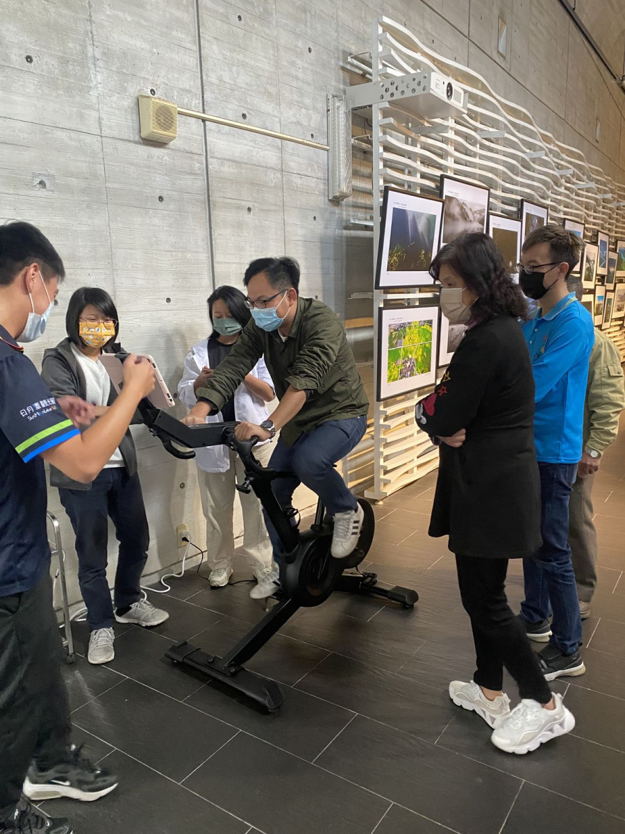 日月潭國家風景區管理處暨向山遊客中心遊客爭相體驗BH智能單車。