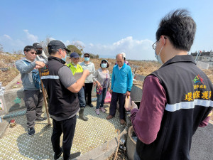 環保局向掃墓民眾宣導環保祭祀措施