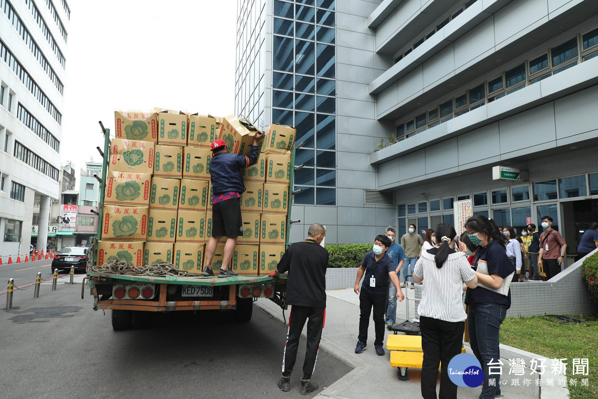 嘉義市長黃敏惠號召嘉義市各界包括市府同仁、各機關學校一起響應認購雲林高麗菜／嘉義市府提供