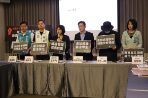 人本基金會及立委張廖萬堅等揭發台中市某高中生遭師長霸凌而輕生。