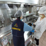 台中市大智國小爆發398名師生疑似食物中毒案，衛生局獲報前往採檢