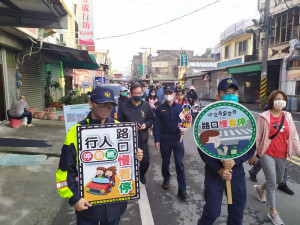 雲林縣東勢鄉體育會舉辦「走出健康走出愛」公益活動，臺西警分局在現場進行交通安全、婦幼安全及預防犯罪等宣導／警方提供