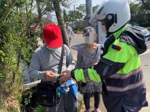 老夫婦逛海芋季找不到車 大園警迅速協助找回。