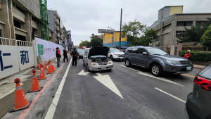 車輛拋錨卡路上大貨車往來危險，警熱心推車助解圍。