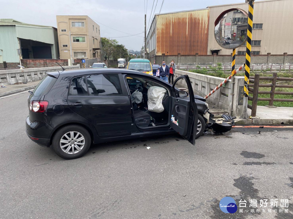 通緝犯見警心虛開車逃逸，撞上橋墩狼狽落網。