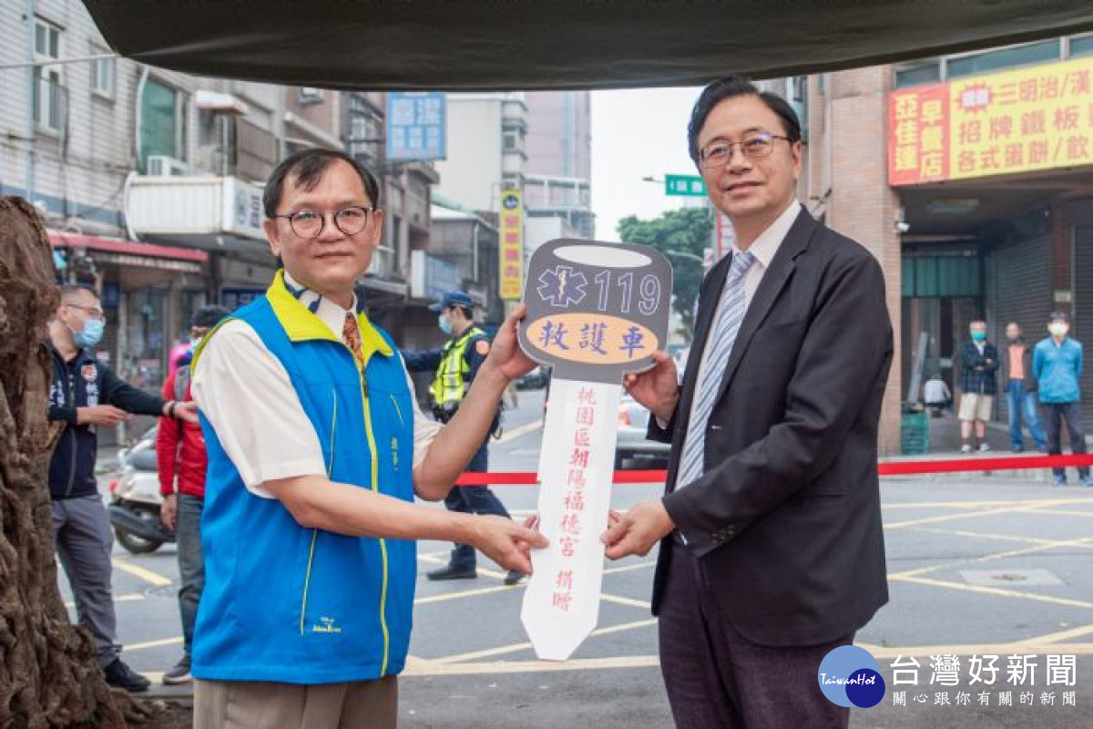 朝陽宮捐贈救護車1輛，由張市長代表受贈。