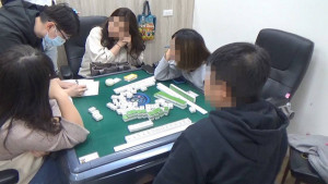 棋牌社藏賭送福利，警上門查緝逮37人。