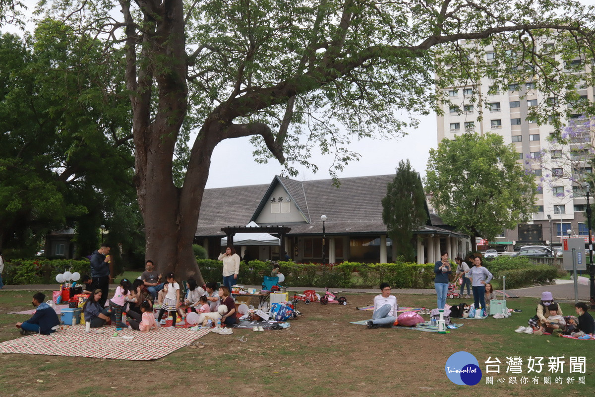 家長帶著孩子來草地野餐享受春風吹拂。（記者扶小萍攝）