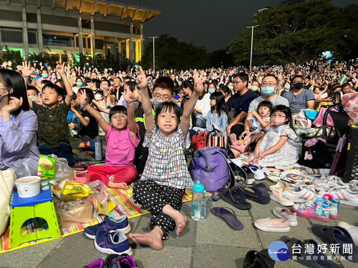 ▲高雄文化局邀紙風車劇團演出，現場有超過1.2萬大小朋友共享親子同樂美好時光。（圖／記者 許高祥 翻攝）