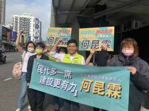 東南區唯一立委參選人何昆霖，今天深入敵營中西區向上市場街頭搶票。立委參選人何昆霖提供