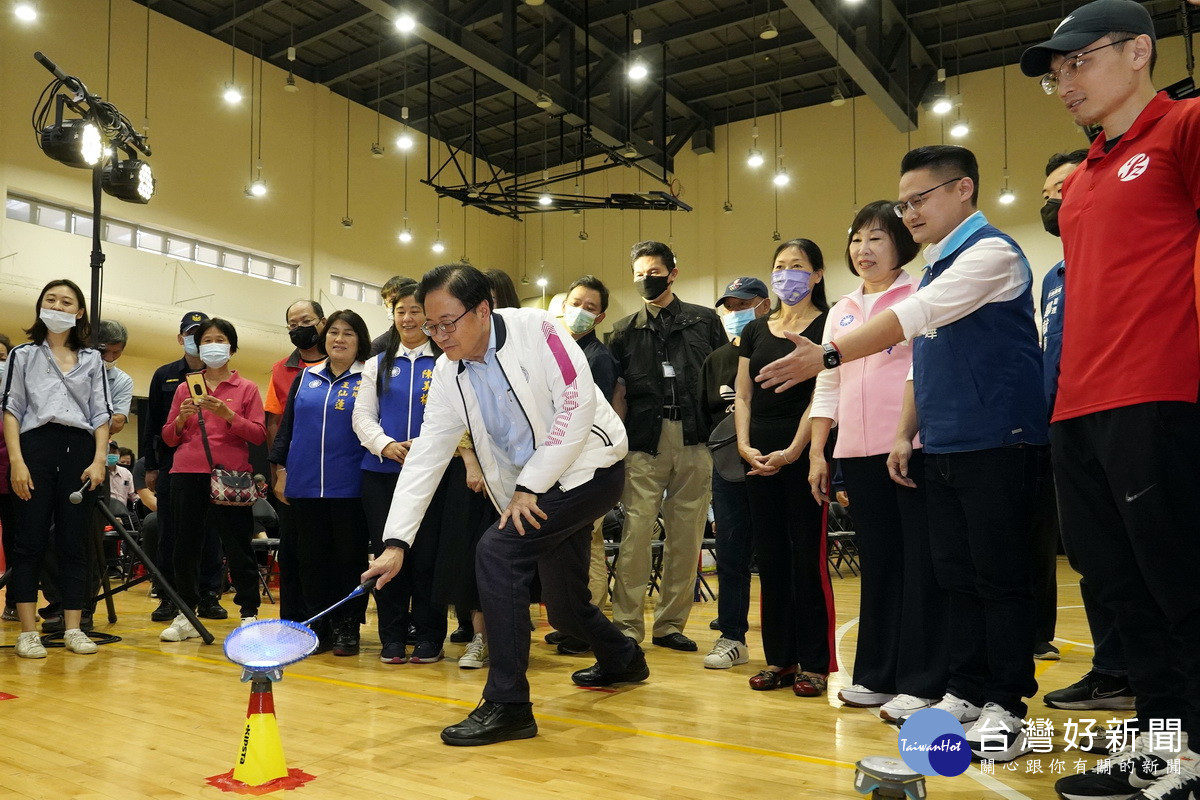 桃園市長張善政體驗科技運動儀器及對長者友善的樂齡運動。