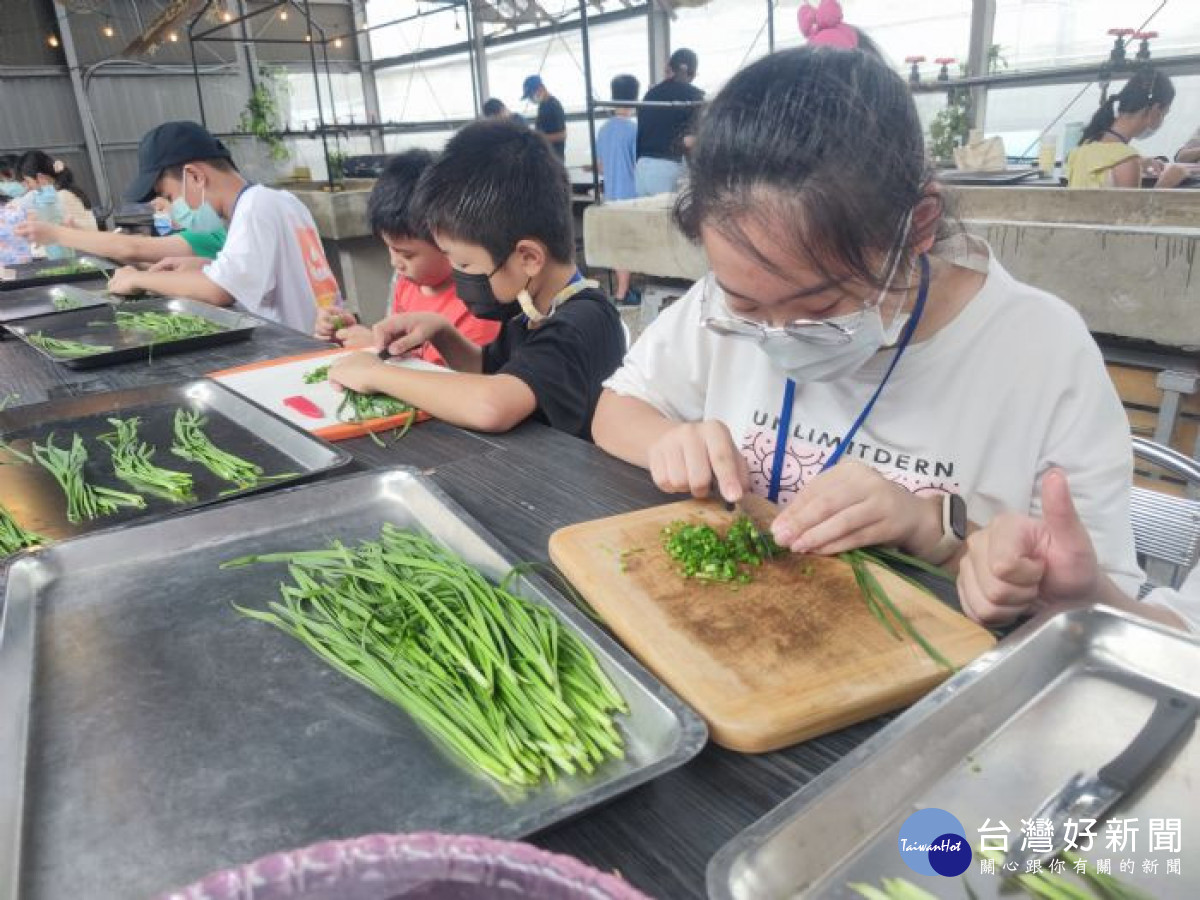 桃園市政府環保局鼓勵民眾運用廚師料理手法結合桃園在地食材，創造「美味食譜」與「創意教案」。<br />
<br />
