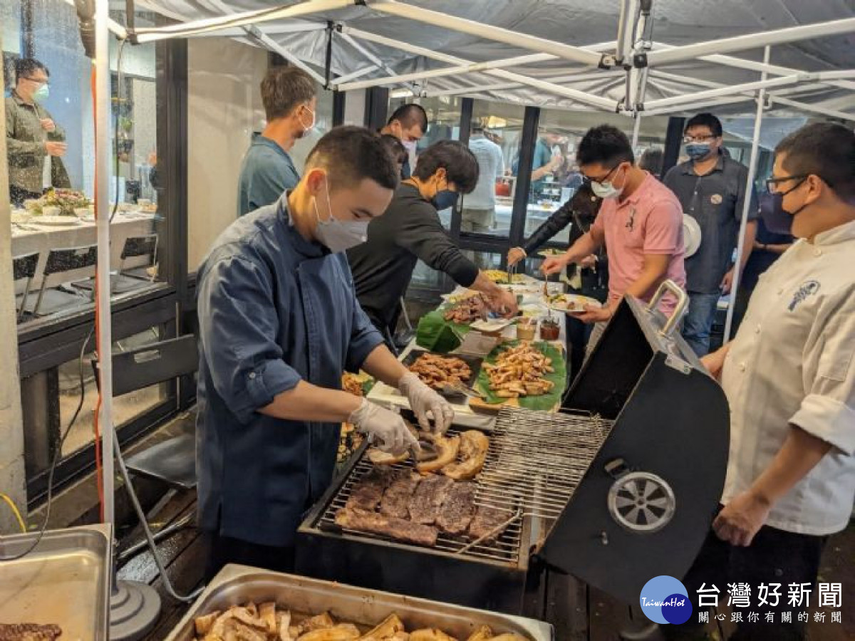 桃園市政府環保局鼓勵民眾運用廚師料理手法結合桃園在地食材，創造「美味食譜」與「創意教案」。