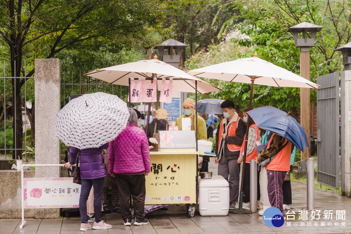 長庚大學職治系師生為精神障礙者打造庇護攤車，自食其力