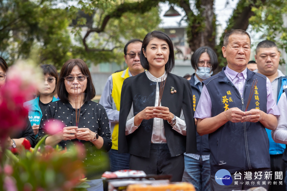 上香祈求工程順利進行。