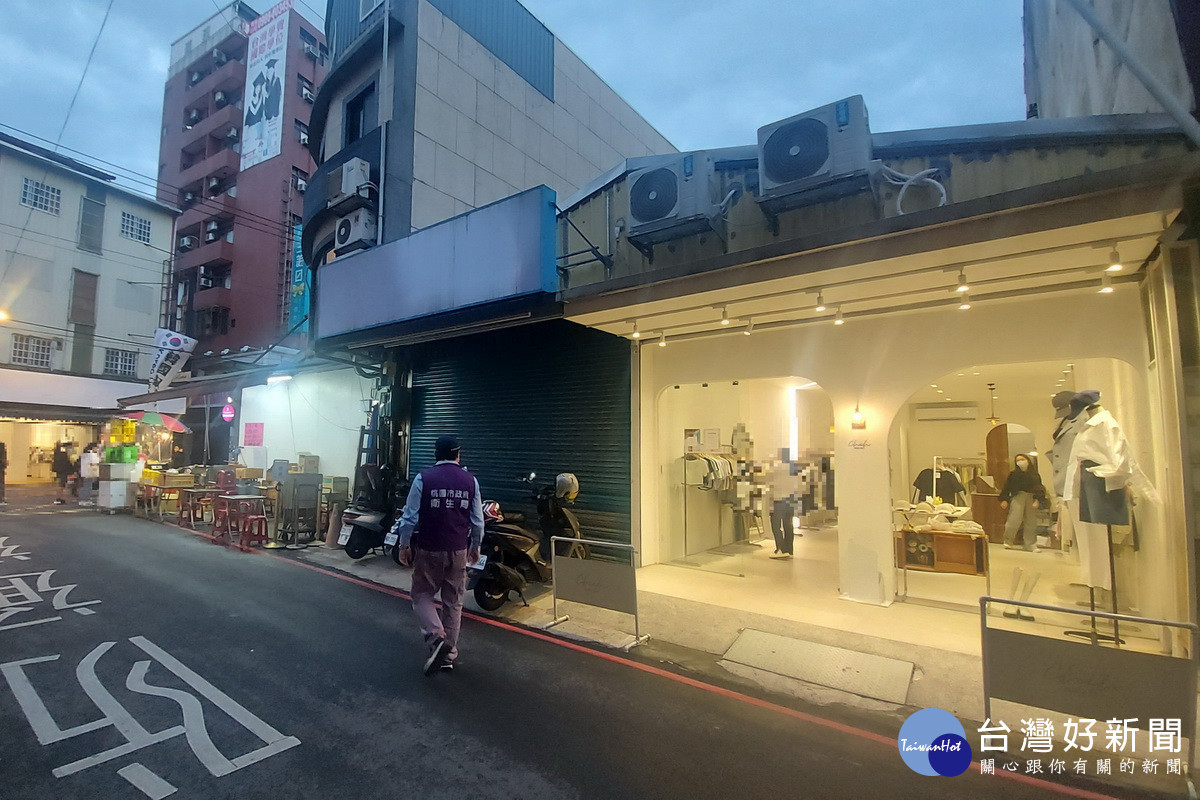 桃園市政府衛生局稽查電子煙實體店面，進行市招拆除。