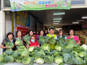 國民黨東南區市議員公開力挺民進黨初選民調唯一支持何昆霖，何昆霖大方回應「一定不負眾望！」中六區立委參選人何昆霖提供