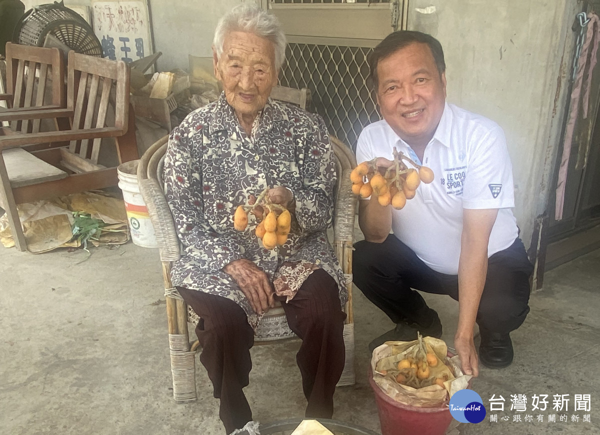 台中市議員曾朝榮得知太平阿嬤枇杷滯銷困境，立刻與立委莊競程自掏腰包收購300多公斤枇杷並協助代銷。市議員曾朝榮提供