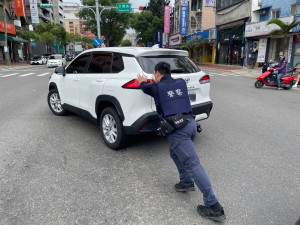 警方援手，協助熄火車輛移至安全處。