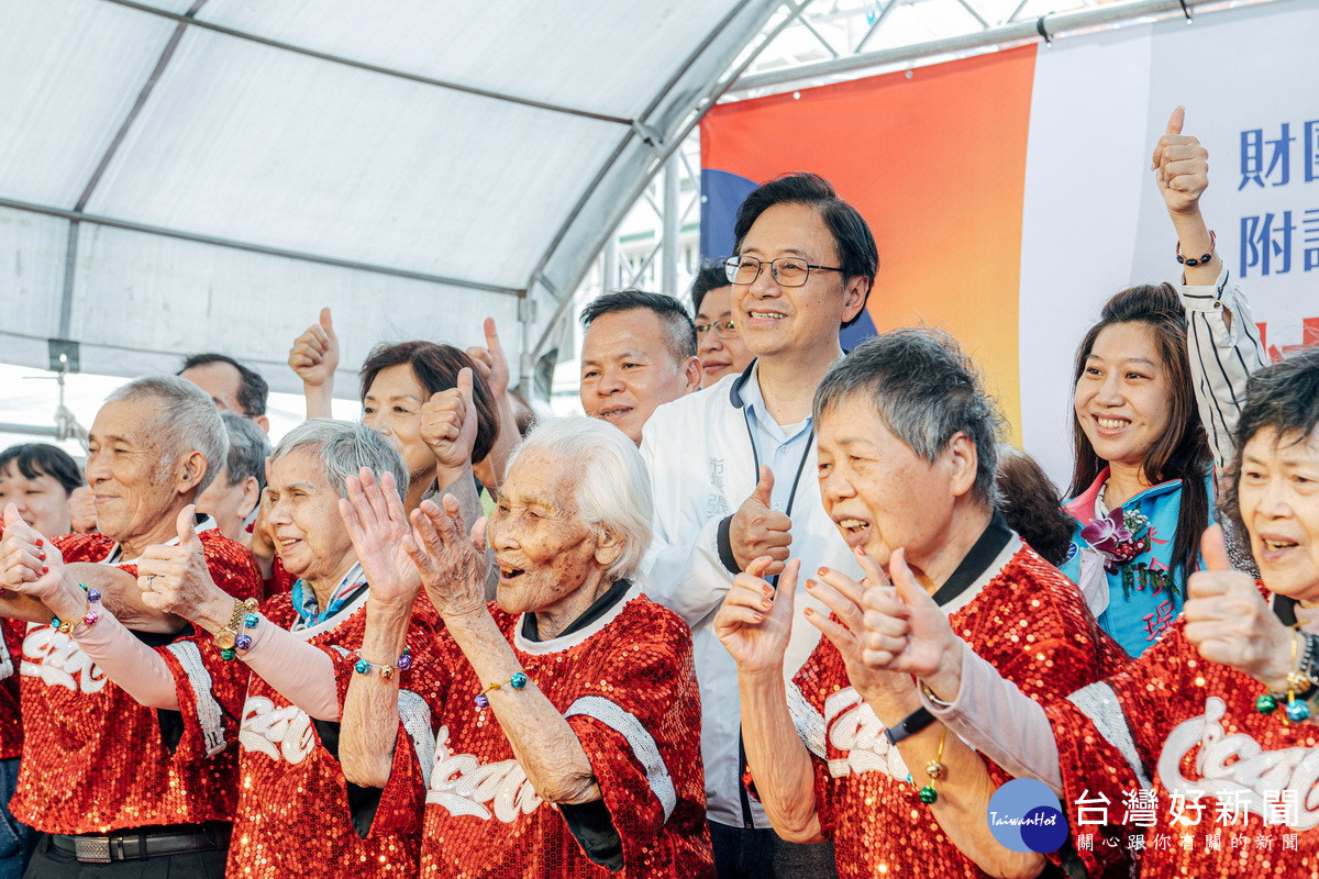 桃園市長張善政出席「112年八德區衛生所日間照顧中心開幕活動」與長輩們合影。