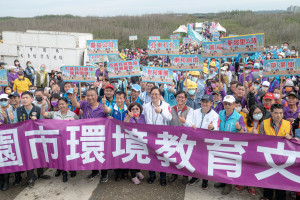 張市長和參與淨灘的民眾合影。