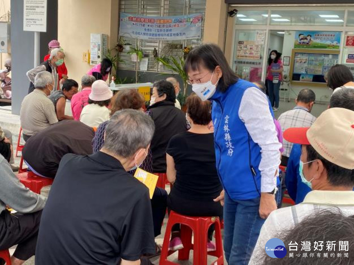 雲林縣副縣長謝淑亞前往衛生所關心施打情況／陳致愷翻攝