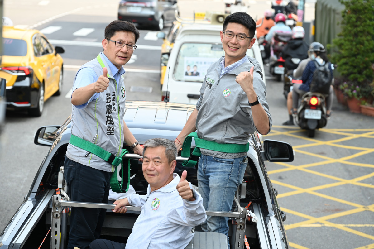 黃守達今天在立委張廖萬堅與東南區市議員鄭功進陪同下進行車隊掃街。中六區立委參選人黃守達提供