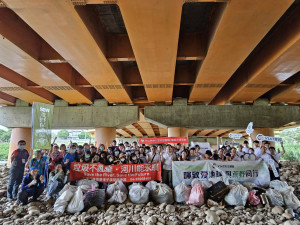 中山附醫醫護與荒野保護協會等百人投入筏子溪淨灘活動，一個上午就清出208公斤垃圾！中山附醫提供