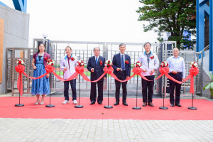 中原大學「實英運動場」命名典禮，邱秋林(左三)捐資五百萬元支持整修工程。