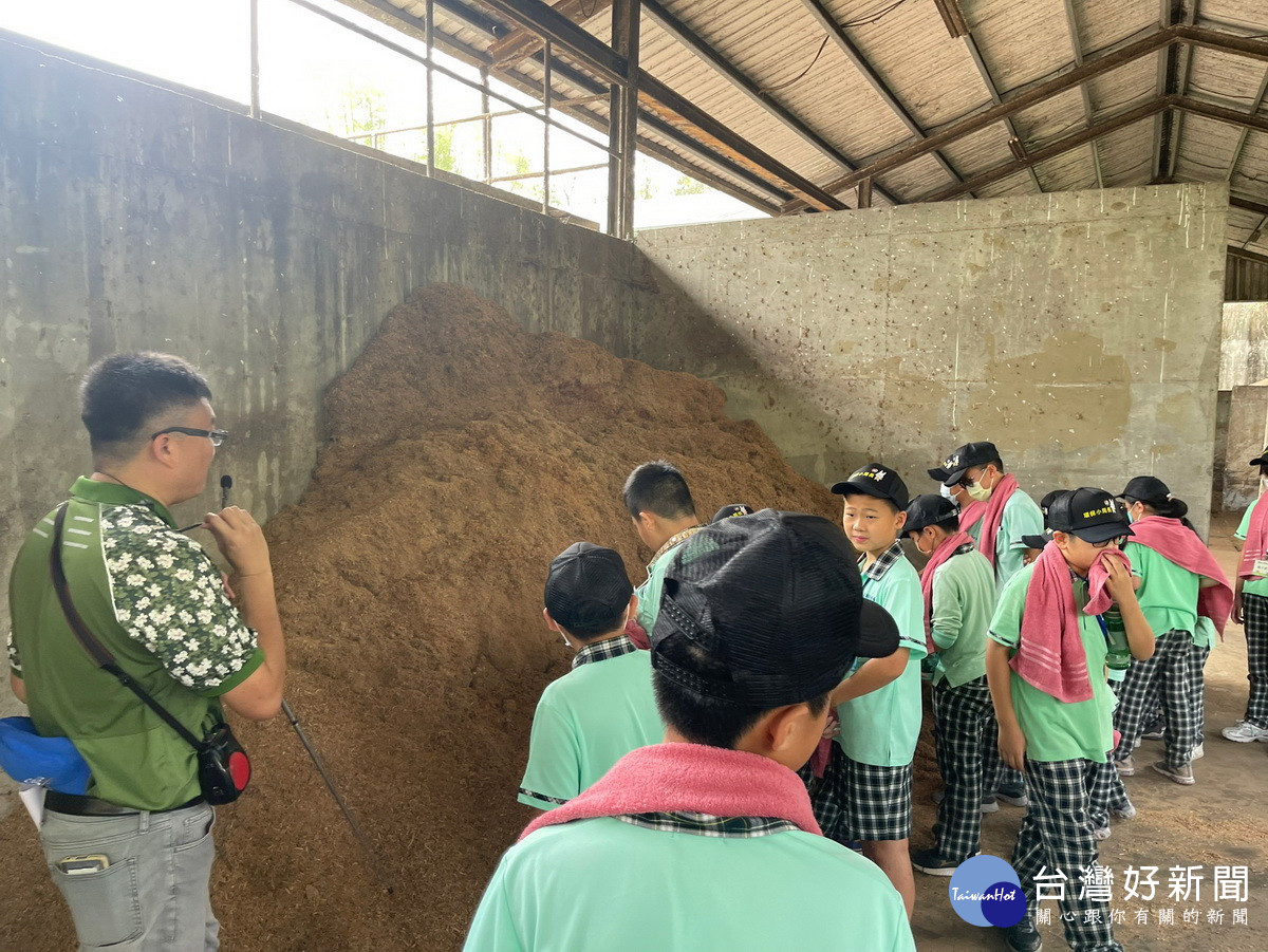 環保小局長出任務，學童體驗一日清潔隊員。（環保局提供）