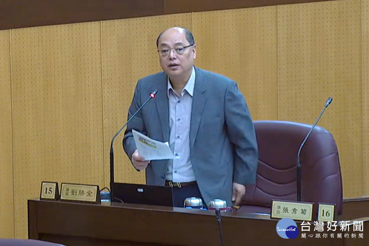 針對健全AI智能系統，桃園市議員劉勝全於議事堂上進行質詢。