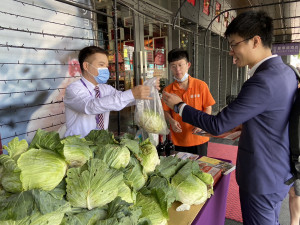 星享道酒店集團發送高麗菜，用行動挺菜農。圖片業者提供