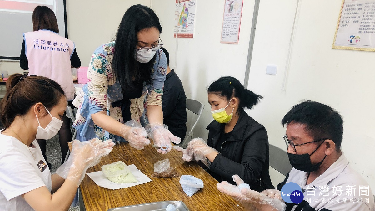 新住民學習多元文化創造美味新關係　與新住民一同體驗椰絲球