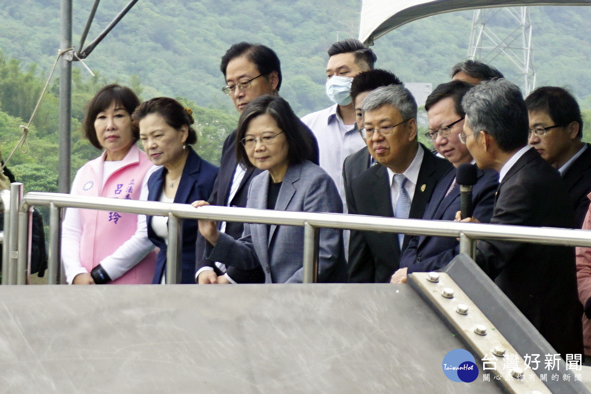 蔡英文總統出席「石門水庫阿姆坪防淤隧道工程竣工典禮」，視察防淤工程。