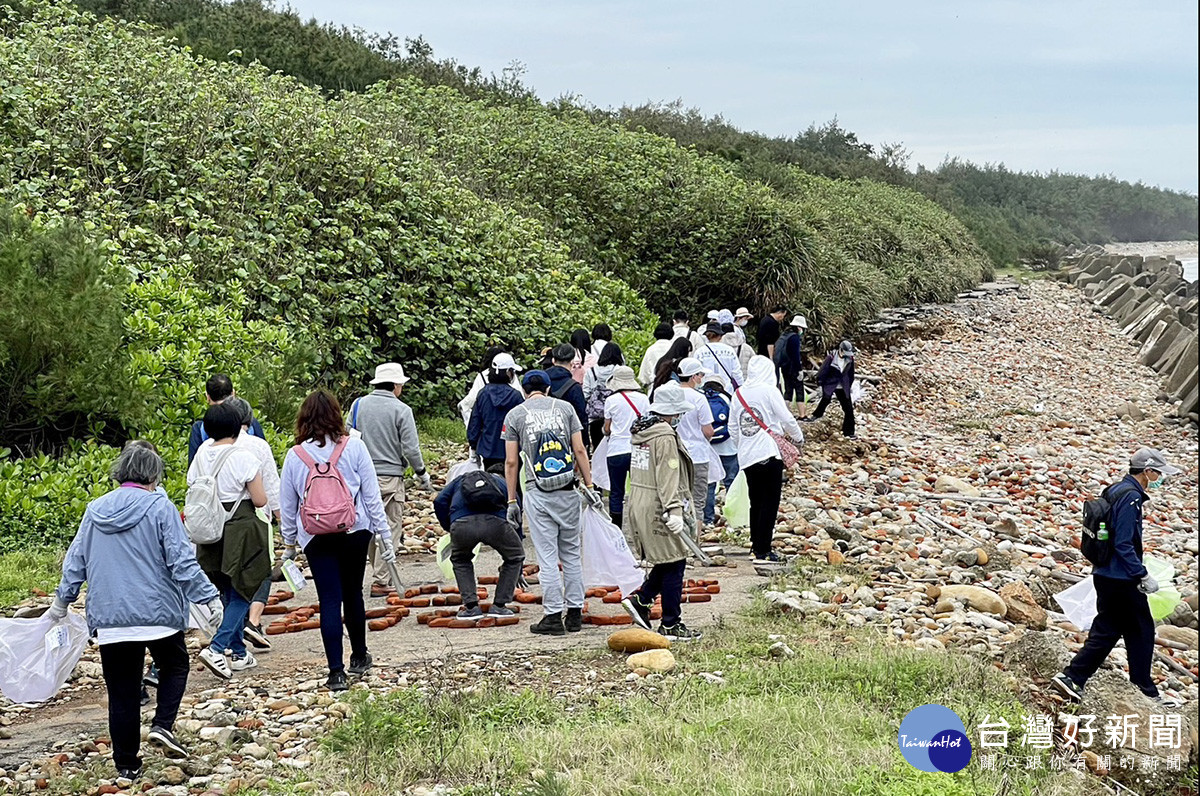 中央大學教職員工同心協力一起淨灘，期許為愛護地球盡一份心力。