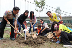 副縣長謝淑亞率縣府團隊與斗南鎮各級民意代表、企業及學童等一起植樹／林詩涵翻攝