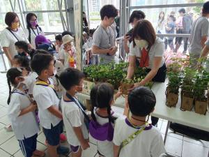 台灣高鐵公司與林務局合作，舉辦「共植美好」低碳永續行動，共同實踐綠色生活的新理念。