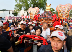 大甲鎮瀾宮媽祖遶境進香活動抵達彰化，縣長王惠美前往接駕。圖／彰化縣政府提供