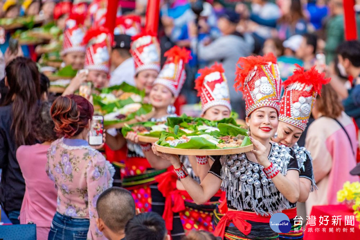 「2023龍岡米干節」長街宴展現雲南鄉親好客的精神。