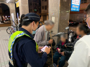 失智老婦外出迷途，幸得熱心民眾及警方協助平安返家。