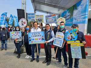 和泰汽車「淨灘減塑全台總動員」，大園警結合活動與市長宣導「識詐」、「交通」預防犯罪。