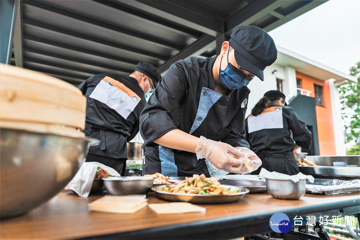 參賽選手全神貫注，烹飪拿手菜餚。(2022客家美食料理比賽示意圖)<br />
