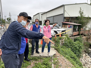 立委楊瓊瓔及市議員賴朝國現勘潭子龍形溝護岸損壞情形。