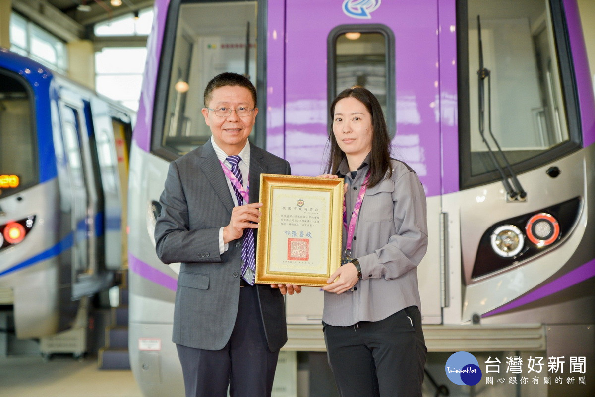 桃園捷運公司舉行112年度模範員工表揚典禮，12位模範員工接受頒獎表揚。