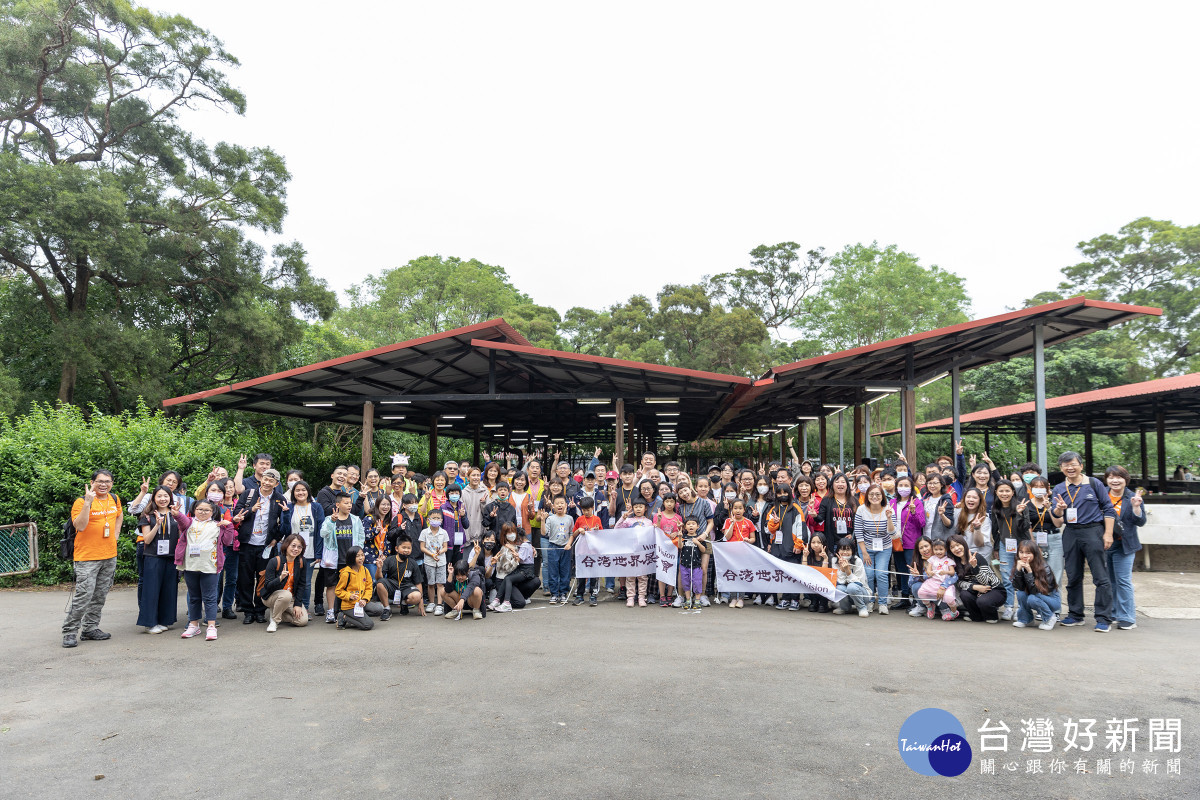 疫情趨緩，台灣世界展望會於週末在桃園休閒牧場，為30組彼此未曾謀面的資助人、資助童舉辦難得的BBQ相見派對。(台灣世界展望會提供)