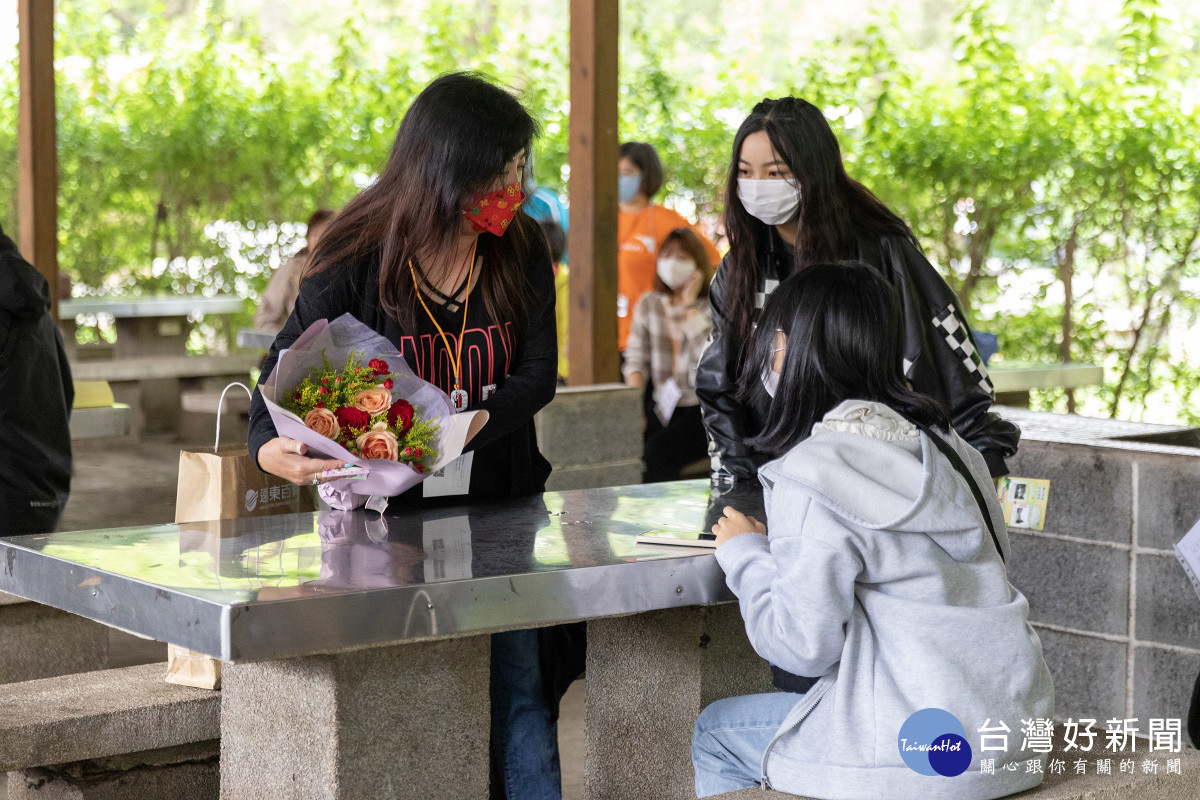 資助人劉雪薏帶著女兒與資助童薇薇相會，兩位年齡相仿的女孩一見如故。(台灣世界展望會提供)